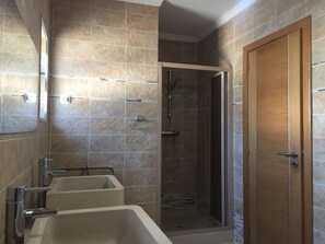 Ensemble douche/baignoire, sèche-cheveux, bidet, serviettes fournies