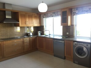 Fridge, microwave, oven, stovetop - Centrally located 3 bedroom villa with pool close to the beaches (Almancil)