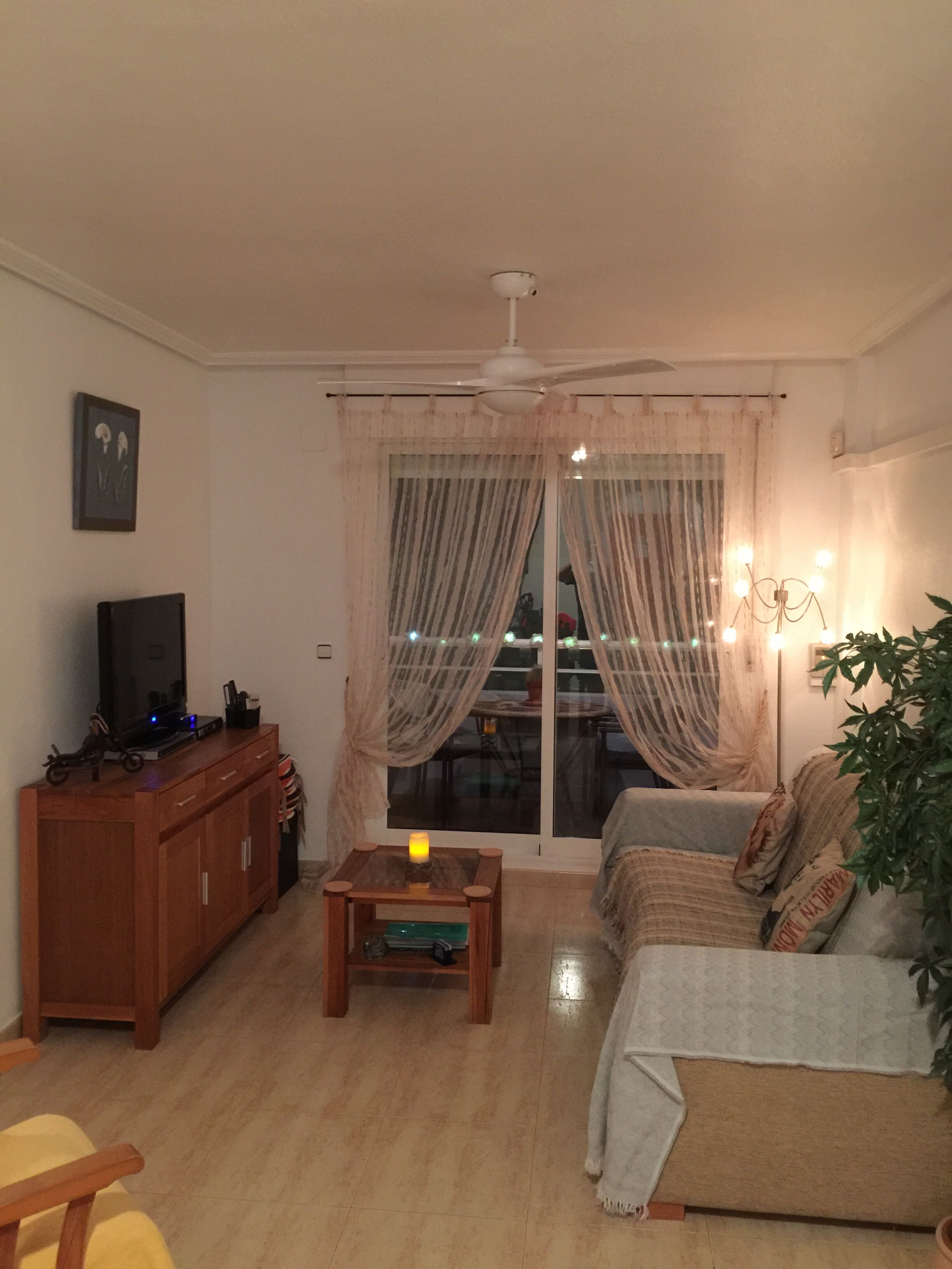 Een smart-tv, een dvd-speler, boeken en een muziekbibliotheek