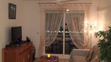 Een smart-tv, een dvd-speler, boeken en een muziekbibliotheek