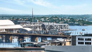 Blick auf das Wasser mit einer Brücke, Gebäuden und Booten.