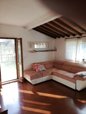 TV - Holiday house in the countryside 3 km from the sea (castagneto carducci)