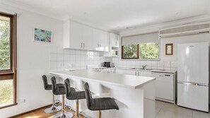 Kühlschrank, Mikrowelle, Herdplatte, Geschirrspüler