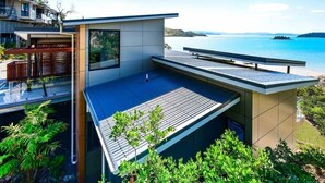 A modern house with a rooftop pool overlooking a scenic bay. - Hidden Cove 15, Stunning Apartment on Hamilton Island (Hamilton Island)