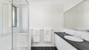 Bathtub, towels - Stones Throw To The Beach (Tootgarook)