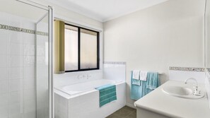 Bathtub - Stones Throw To The Beach (Tootgarook)