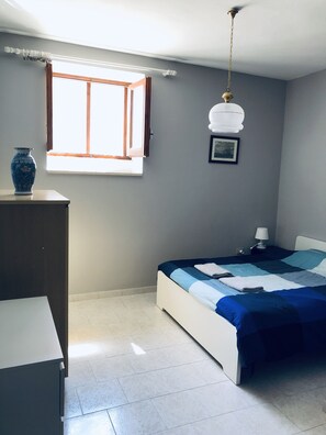 5 bedrooms, bed sheets