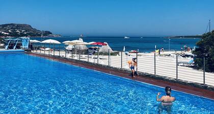 Spacious villa 10 P. Comfort, Spa, Billiards and Petanque