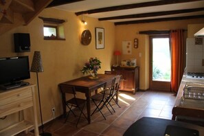 Dining - Une Sorcière sur le toit - Gîte** en Aveyron: Countryside and absolute tranquillity! (Firmi)