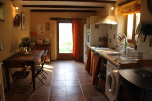 Fridge, oven, stovetop, coffee/tea maker - Une Sorcière sur le toit - Gîte** en Aveyron: Countryside and absolute tranquillity! (Firmi)