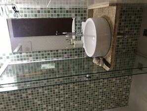 Secador de cabelo, toalhas de banho