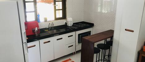 Microwave, cookware/dishes/utensils