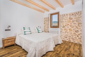 4 bedrooms, iron/ironing board, Internet, bed sheets - Townhouse Can Coa by SunVillas Mallorca (Pollença)