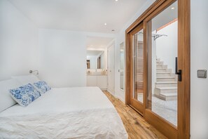 4 habitaciones, tabla de planchar con plancha, internet y ropa de cama 