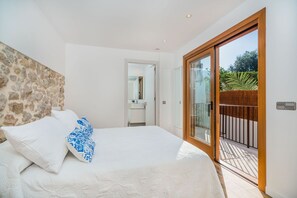 4 bedrooms, iron/ironing board, internet, bed sheets