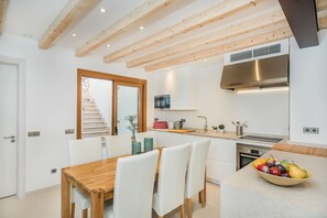 Geladeira, micro-ondas, fogão, lava-louças