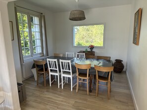 Dining - Bright family home, 5 bedrooms for 10/11 people, 250m from the beach  (Plougrescant)