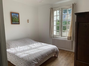 5 bedrooms, desk, iron/ironing board, travel cot - Bright family home, 5 bedrooms for 10/11 people, 250m from the beach  (Plougrescant)