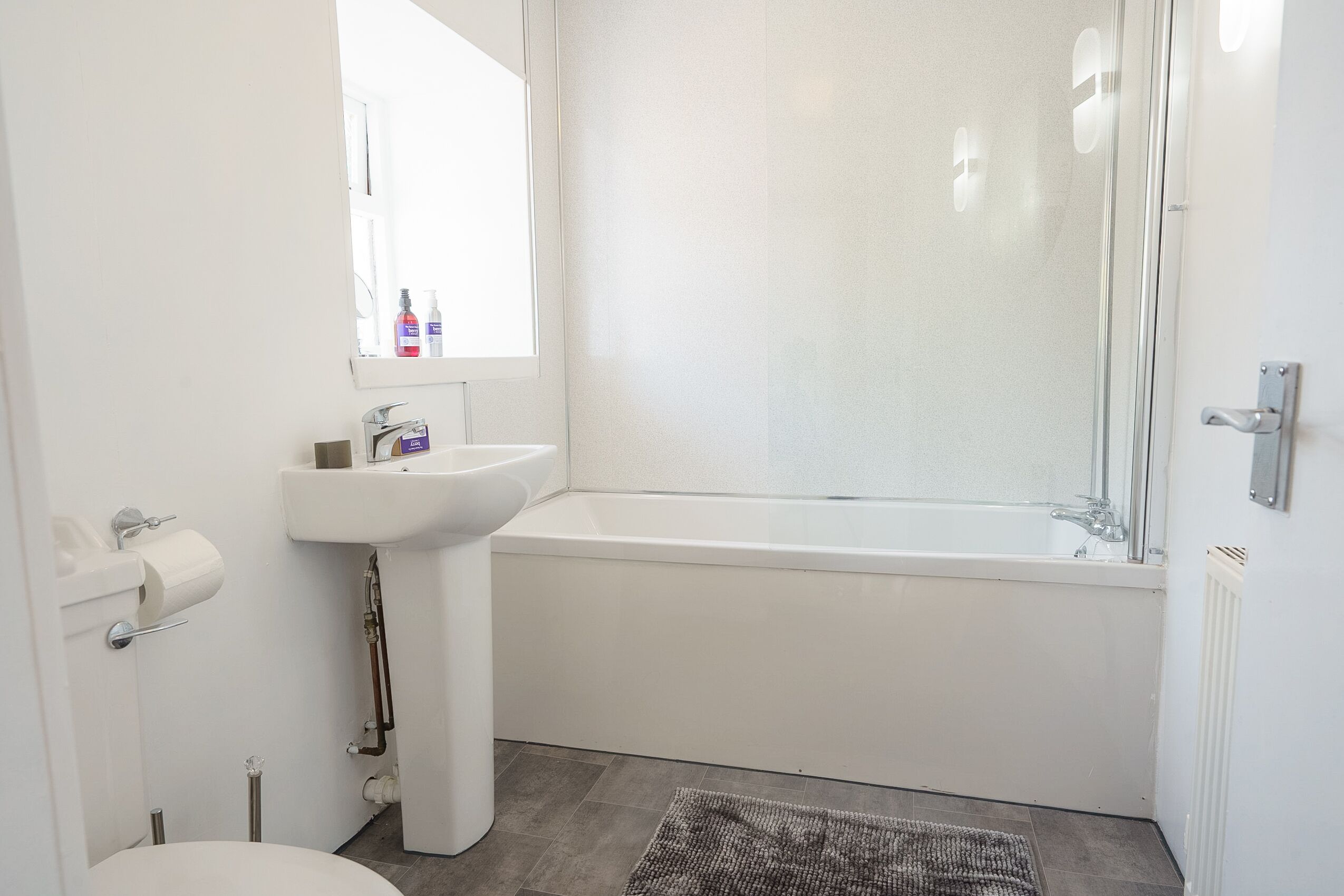 Templand - sleeps 6 in 3 bedrooms set in picturesque countryside with hot tub