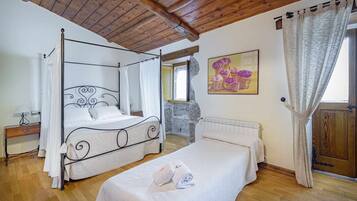 6 slaapkamers, een strijkplank/strijkijzer, gratis wifi, beddengoed