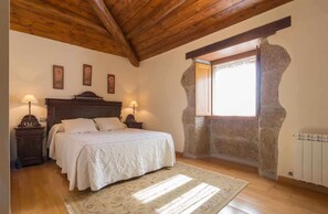 6 bedrooms, iron/ironing board, free WiFi, bed sheets