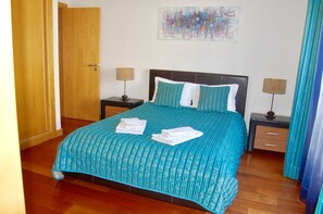 2 bedrooms, in-room safe, iron/ironing board, WiFi - BEAUTIFUL FLAT FOR A FAMILY HOLIDAY WITH POOL AND LUSH GARDENS (Albufeira)