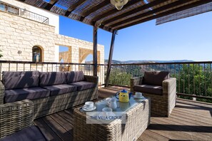Terrace/patio - 6 bedroom stone built Villa with private pool in Miliou (Miliou)