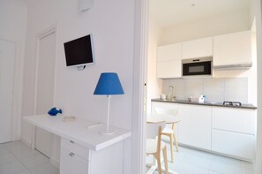 Kühlschrank, Mikrowelle, Wasserkocher mit Kaffee-/Teezubehör