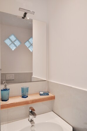 Shower, hair dryer, towels, toilet paper