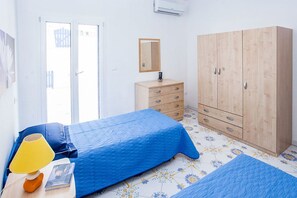 House, 2 Bedrooms | Iron/ironing board, cribs/infant beds, free WiFi