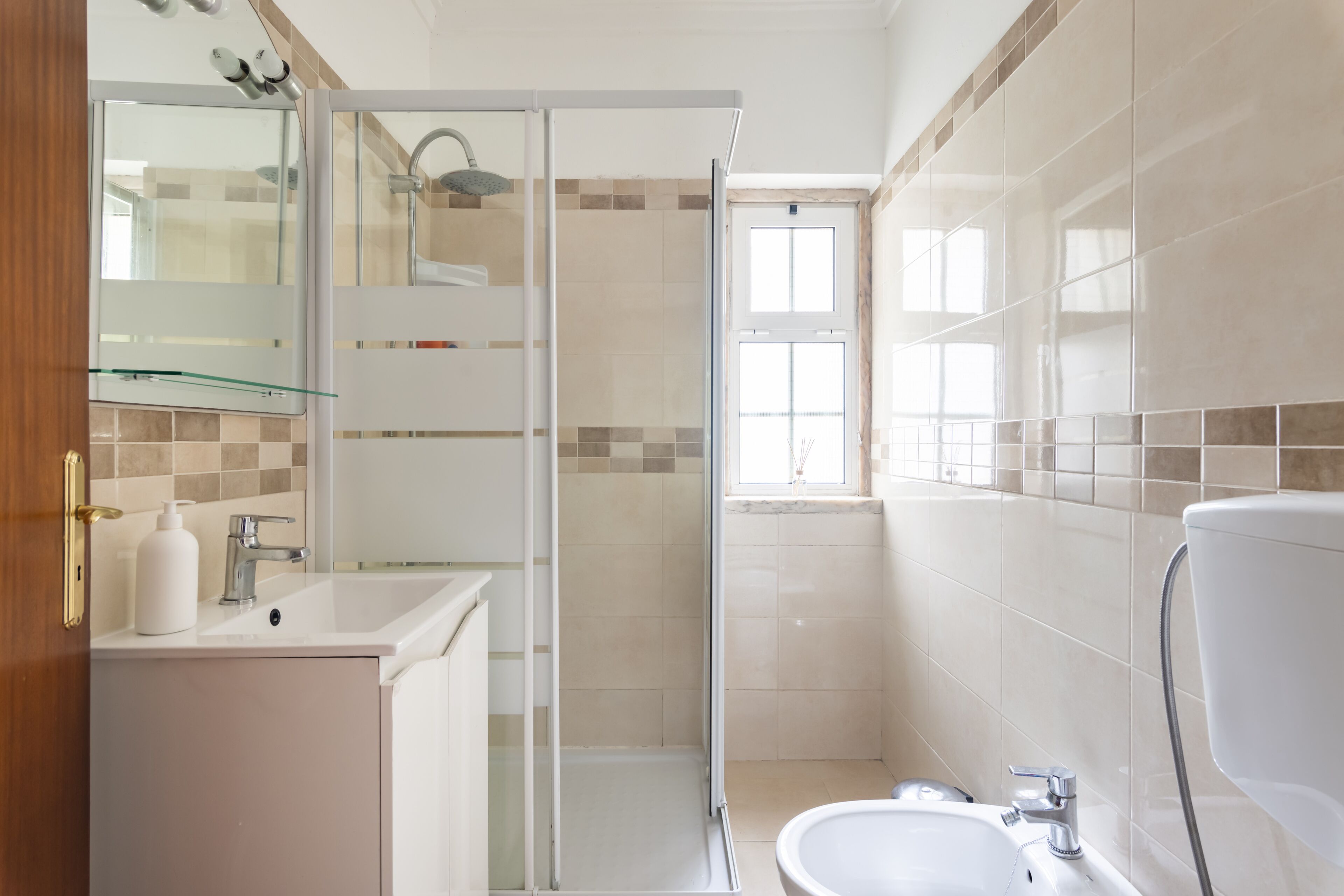 Dusche, Haartrockner, Bidet, Handtücher