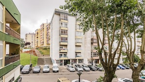 A multi-story residential building with balconies, a parking lot, and a tree in the foreground. - Isabel Dream I, 400m from the train, 6 Km from Sintra (Rio de Mouro)