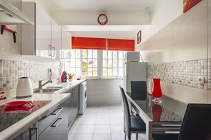 Réfrigérateur, micro-ondes, four, cafetière/bouilloire