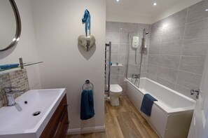 Bañera con ducha, secador de pelo, toallas