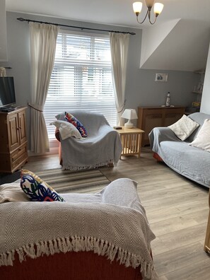 Smart TV, stereo - Causeway Cottage Portrush. A delightful mews cottage in the centre of village (Portrush)