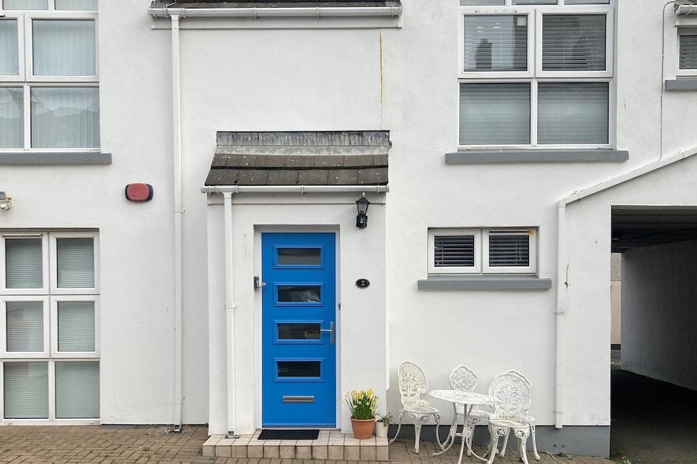 Causeway Cottage Portrush. A delightful mews cottage in the centre of village