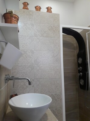 Dusche, Haartrockner, Bidet, Handtücher