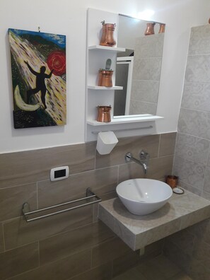 Dusche, Haartrockner, Bidet, Handtücher