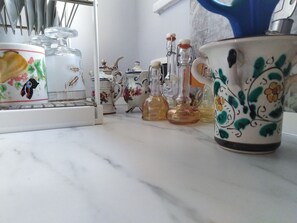Fridge, oven, stovetop, coffee/tea maker