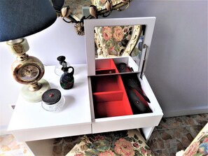 1 bedroom, travel cot, free WiFi, bed sheets