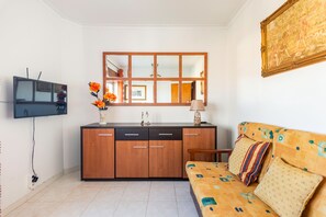 Smart TV - Isabel Dream III, 400m from the train, 6 Km of Sintra. (Rio de Mouro)