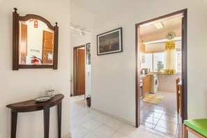 1 bedroom, iron/ironing board, free WiFi, bed sheets - Isabel Dream III, 400m from the train, 6 Km of Sintra. (Rio de Mouro)