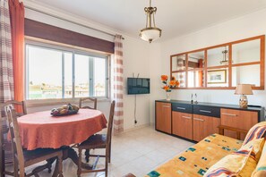 Dining - Isabel Dream III, 400m from the train, 6 Km of Sintra. (Rio de Mouro)