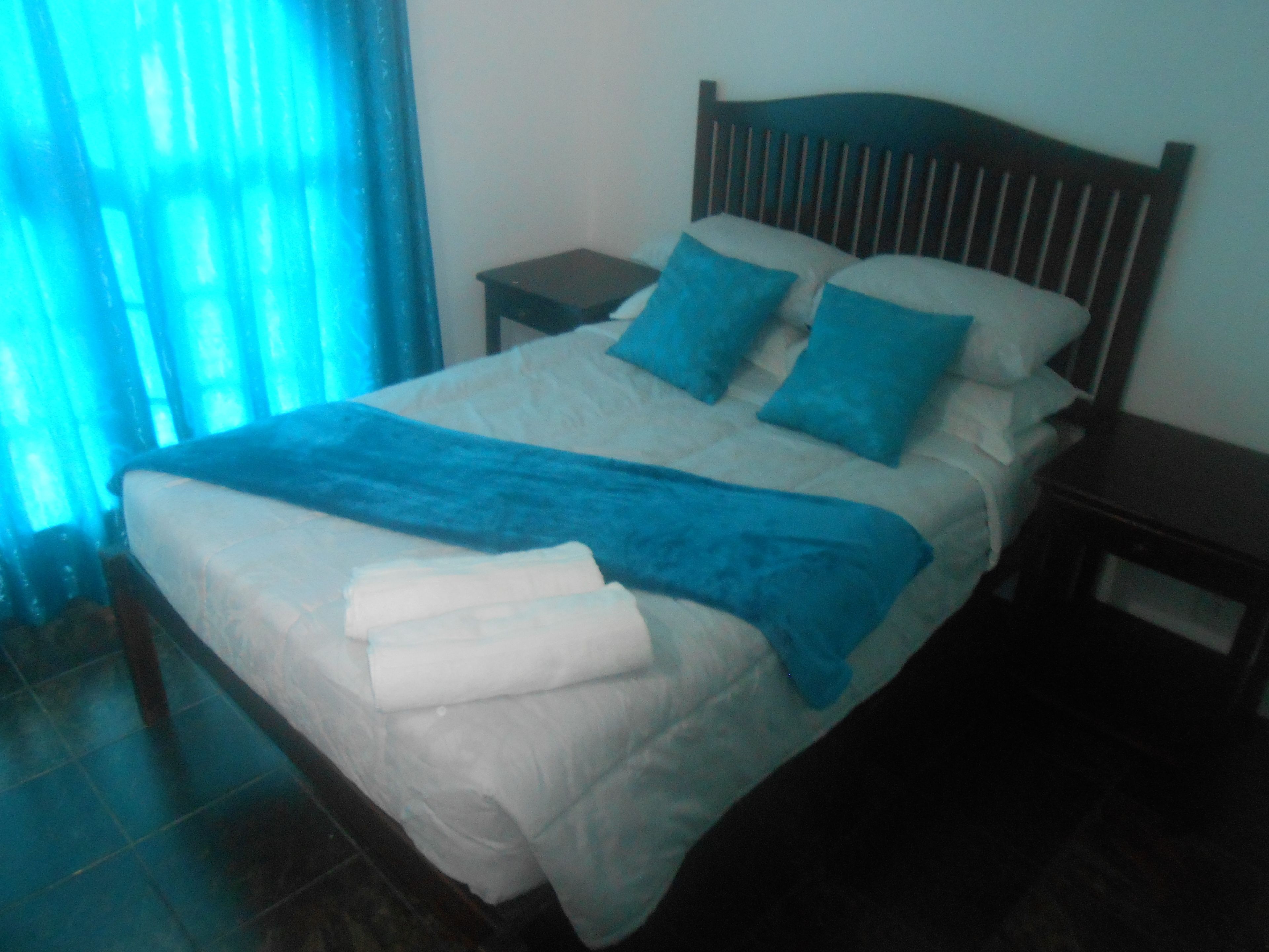 Kahden hengen perushuone (4) | Tallelokero huoneessa, pimennysverhot, ilmainen Wi-Fi, vuodevaatteet