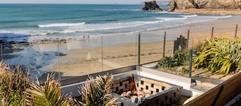 5 Star Award Winning! Hot Tub & Sea View & Fire Pit & Cinema Den & Beach Access!