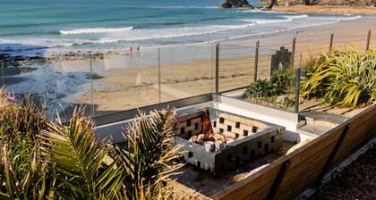 5 Star Award Winning! Hot Tub & Sea View & Fire Pit & Cinema Den & Beach Access!