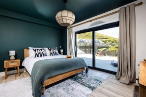 5 bedrooms, desk, iron/ironing board, travel cot