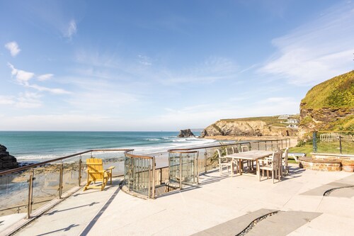5 Star Award Winning! Hot Tub & Sea View & Fire Pit & Cinema Den & Beach Access!