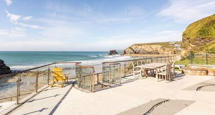 5 Star Award Winning! Hot Tub & Sea View & Fire Pit & Cinema Den & Beach Access!