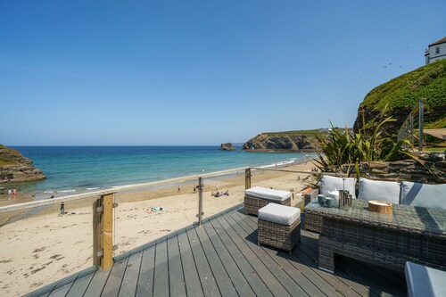 5 Star Award Winning! Hot Tub & Sea View & Fire Pit & Cinema Den & Beach Access!